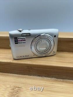 Nikon COOLPIX S3500 20.1MP/7X Zoom/Digital Camera Silver Works / See Video