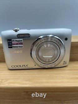 Nikon COOLPIX S3500 20.1MP/7X Zoom/Digital Camera Silver Works / See Video