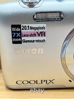 Nikon COOLPIX S3500 20.1MP/7X Zoom/Digital Camera Silver Works / See Video